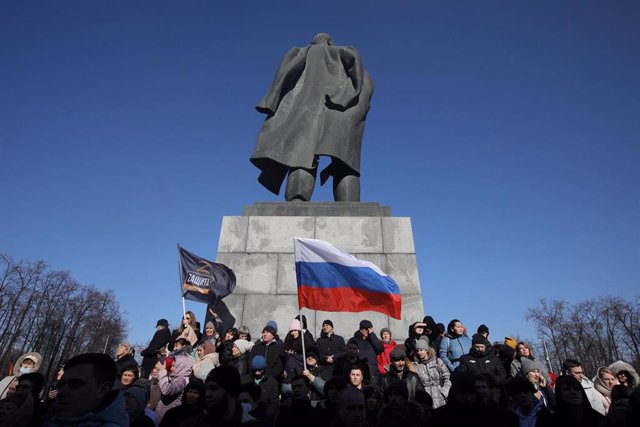 Archivo - Banderas en un acto de celebración por el octavo aniversario de la anexión de la península de Crimea por parte de Rusia