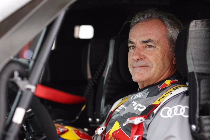 Archivo - Carlos Sainz al volante del Audi RS Q E-Tron durante el Rally de Marruecos