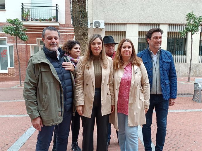 La parlamentaria andaluza por el PSOE de Huelva y portavoz adjunta del Grupo Socialista en la Cámara autonómica, María Márquez (centro), junto a otros representantes socialistas.