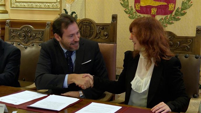 El alcalde de Valladolid, Óscar Puente, y la subsecretaria de Justicia, Ana María Sánchez, en el acto de firma del protocolo de la Ciudad de la Justicia.