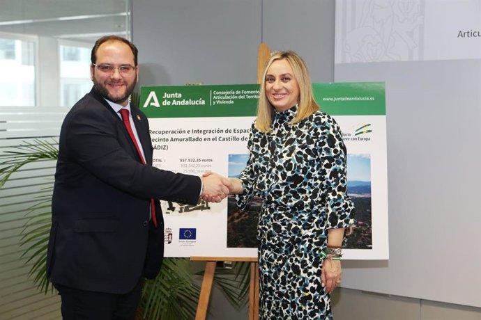 Marifrán Carazo con el alcalde de Castellar.