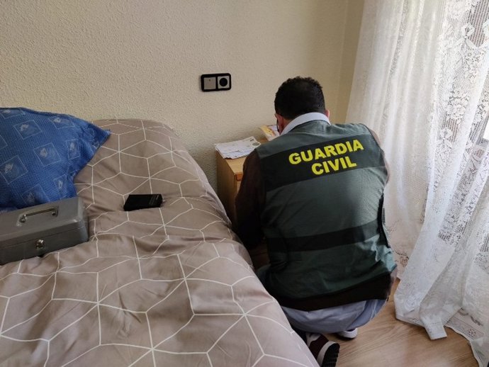 La Guardia Civil, durante el registro de la vivienda en la que estaba instalado el punto de venta de droga.