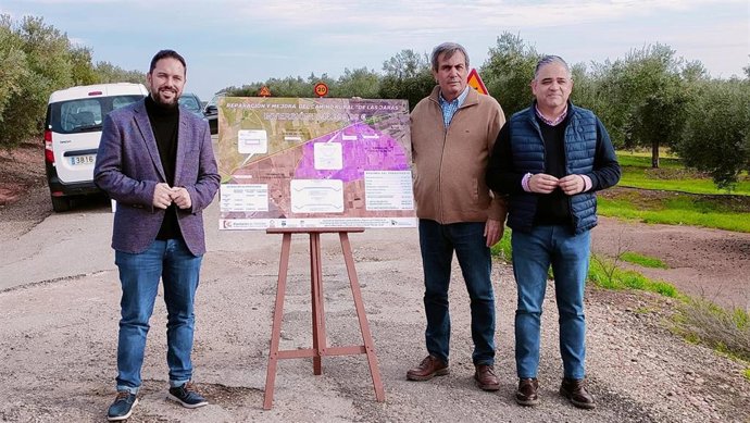 El delegado de Infraestructuras Rurales de la Diputación de Córdoba, Manuel Olmo (izda.), visita el inicio de la obra de reparación y mejora del camino rural 'De las Jaras'.