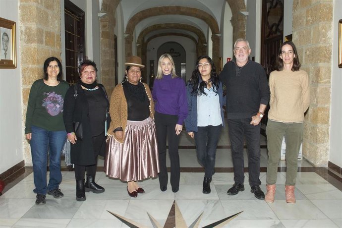 La diputada provincial Lucía Trujillo junto a las intengrantes de la ONGD boliviana Mujeres Creando