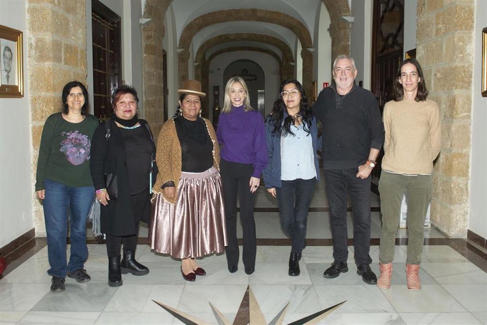 La diputada provincial Lucía Trujillo junto a las intengrantes de la ONGD boliviana Mujeres Creando