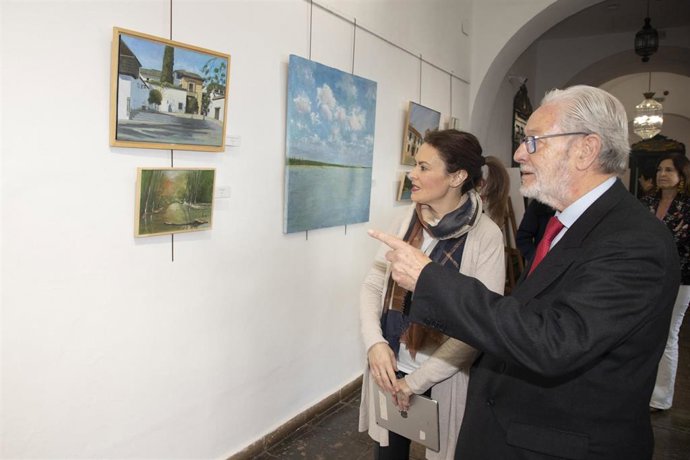 La delegada de Turismo en la Diputación de Córdoba, Inmaculada Silas, en la inauguración de la exposición de José María Puerta 'Paisajes Encontrados', junto al artista.
