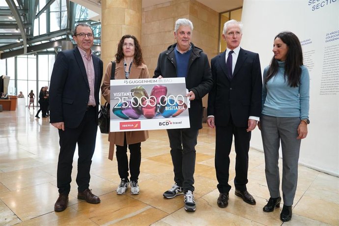  Juan Ignacio Vidarte (2d), posa junto al visitante 25 millones (3d) del Guggenheim de Bilbao.