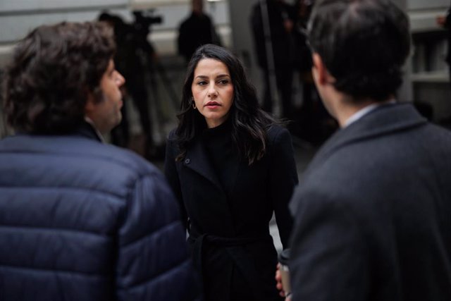 La líder de Ciudadanos, Inés Arrimadas, conversa con dos personas de su equipo, a su llegada al Congreso de los Diputados, a 20 de diciembre de 2022, en Madrid (España).