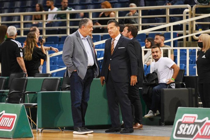 Archivo - Marshall Glickman, CEO del la Euroliga, charla con Vassileios Parthenopoulos, presidente del Panathinaikos