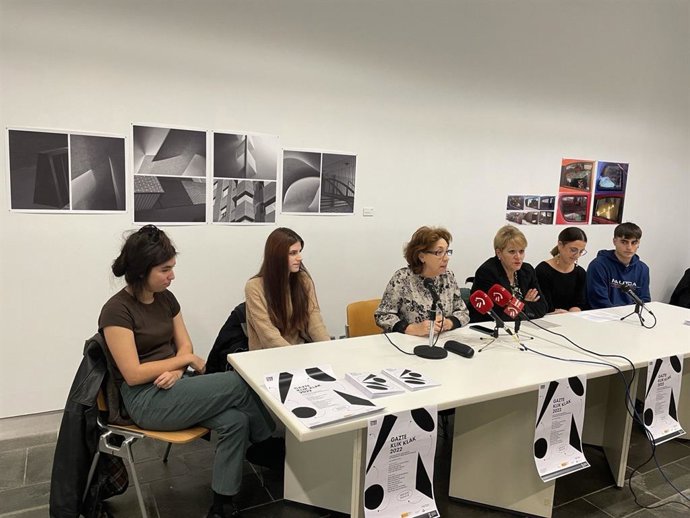 La sala Amárica de Vitoria acoge desde este miércoles las obras premiadas en el concurso Gazte Klik Klak