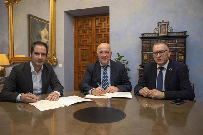 El presidente de la Diputación de Córdoba, Antonio Ruiz (centro), en la firma con el Ayuntamiento de Castro del Río.