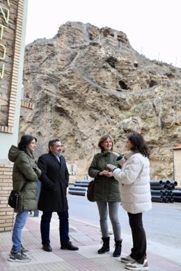 El Gobierno de Andreu invierte más de 3 millones en Cervera del Río Alhama en proteger el cerro del castillo, mejorar la travesía de la LR-284 y en el nuevo pabellón deportivo de Rincón de Olivedo
