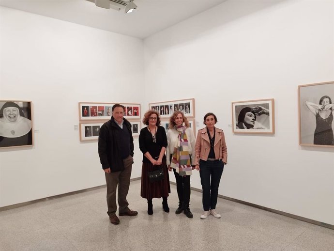 Inauguración de la exposición 'Gloria Rodríguez. Fotografía' en la Sala Atín Aya, que podrá verse hasta el 19 de febrero.