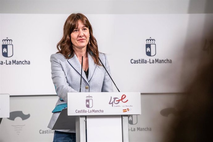 La consejera de Igualdad y portavoz, Blanca Fernández, ycomparecen en rueda de prensa en el Palacio de Fuensalida.