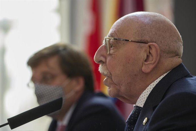 Archivo - El alcalde de Madrid, José Luis Martínez-Almeida junto a Enrique de Aguinaga. Archivo.