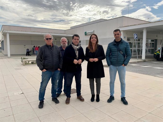 La vicesecretaria general del PSOE de Sevilla y parlamentaria, Encarnación Martínez, y el candidato socialista a la Alcaldía de Coria del Río (Sevilla), David Díaz, frente al ambulatorio de Coria del Río.