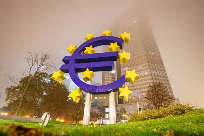 Archivo - 12 November 2022, Hessen, Frankfurt: The large sculpture with the logo of the euro stands in front of the former headquarters of the European Central Bank (ECB). Photo: Frank Rumpenhorst/dpa