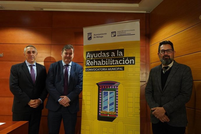 El concejal delegado del Instituto Municipal de la Vivienda (IMV), Francisco Pomares, informa sobre  la convocatoria anual de rehabilitación de edificios