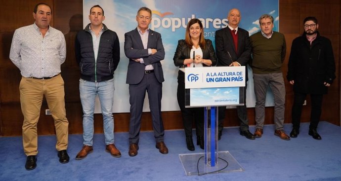 La presidenta del PP de Cantabria, María José Sáenz de Buruaga, acompañada por alcaldes y números 1 del partido en los ayuntamientos de la comarca de Campoo