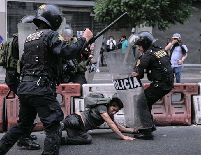 08 December 2022, Peru, Lima: Supporters of Peru's ousted President Castillo clash with police during a demonstration following Peru's Congress vote on Wednesday to remove Castillo from office and replace him with the vice president, shortly after Casti