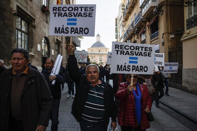 Varios miembros del Círculo por el Agua se concentran en defensa del Trasvase Tajo-Segura, ante el Palau de la Generalitat Valenciana