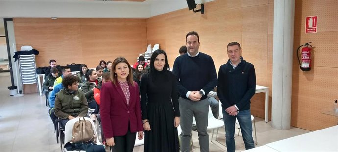 Gálvez (2 izda.) durante el encuentro con los jóvenes desempleados de Priego.