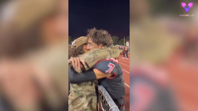 Esta soldado dió una sorpresa a sus amigos y familiares al volver a casa por Navidad