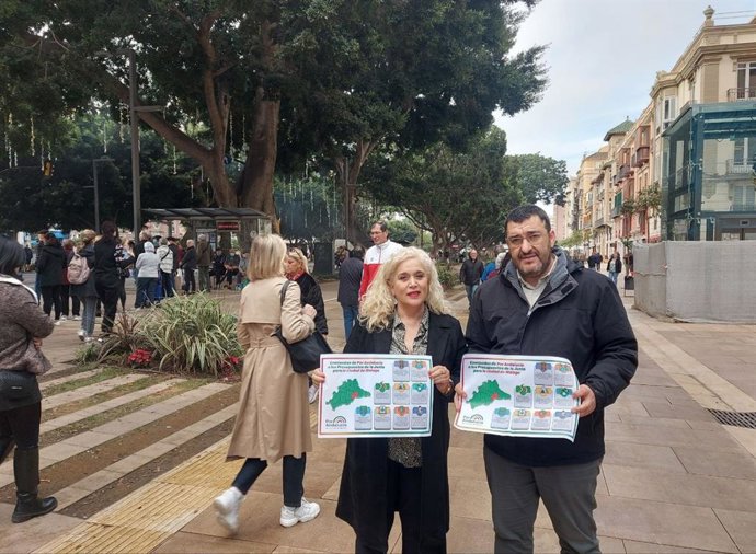 La coordinadora local de IU Málaga y concejala en el Ayuntamiento de Málaga, Remedios Ramos, y el coordinador provincial de Izquierda Unida Málaga, Guzmán Ahumada, informan de enmiendas al presupuesto de la Junta