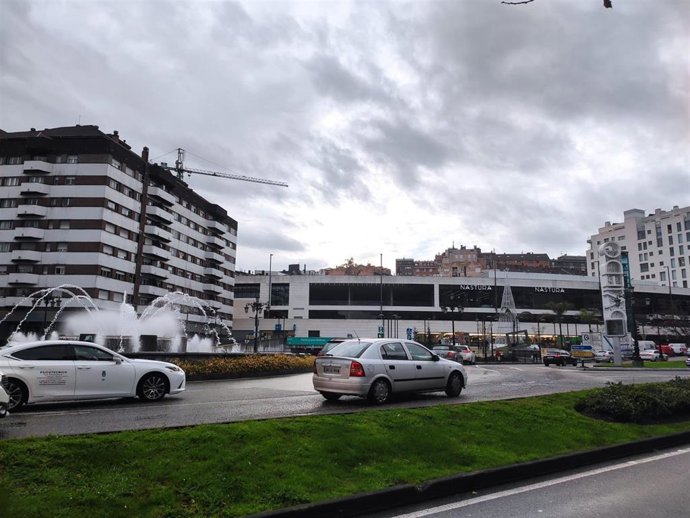 Tráfico en la glorieta de la Cruz Roja en Oviedo.