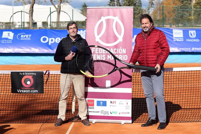 Archivo - El presidente de la Federación Madrileña de Tenis, José Luis Rascón, junto a un periodista de Vinteon TV