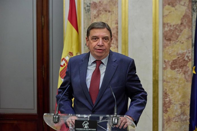El ministro de Agricultura, Pesca y Alimentación, Luis Planas, a su interviene en la sala Escritorio del Congreso durante una sesión plenaria, en el Congreso de los Diputados, a 15 de diciembre de 2022, en Madrid (España). El Pleno del Congreso debate s