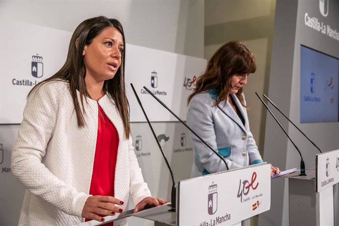 La consejera de Igualdad y portavoz, Blanca Fernández, y la consejera de Bienestar Social, Bárbara García Torijano, comparecen en rueda de prensa en el Palacio de Fuensalida, para informar sobre los acuerdos del Consejo de Gobierno.
