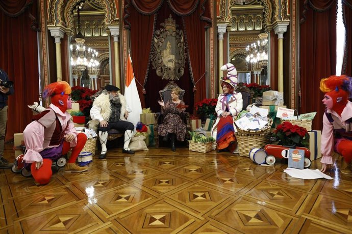 Itziar Urtasun con Olentzero y Mari Domingi.