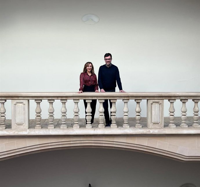 La actriz Lina Mira junto al regidor de Cultura y Bienestar Social, Antoni Noguera.