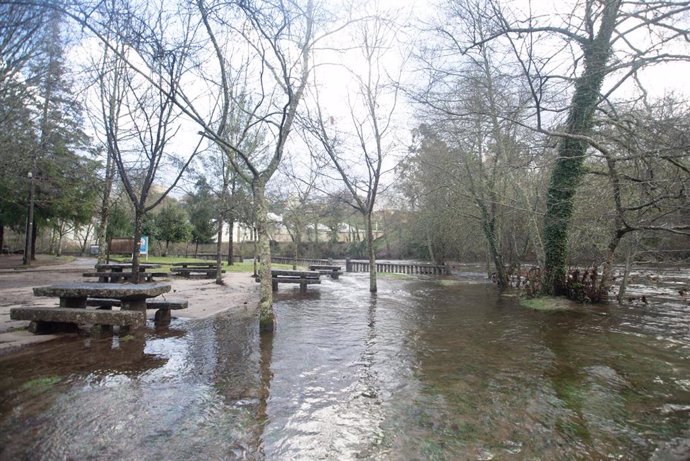 Campo inundado por el desbordamiento del río Tea, a 20 de diciembre de 2022, en Mondariz, Pontevedra, Galicia (España). El desbordamiento del río Tela ha provocado Mondariz (Pontevedra), la inundación de algunas de las casas de la zona. Los Bomberos de 