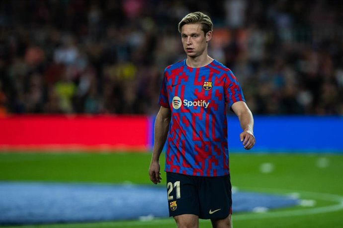Archivo - Frenkie de Jong calienta durante un partido del FC Barcelona