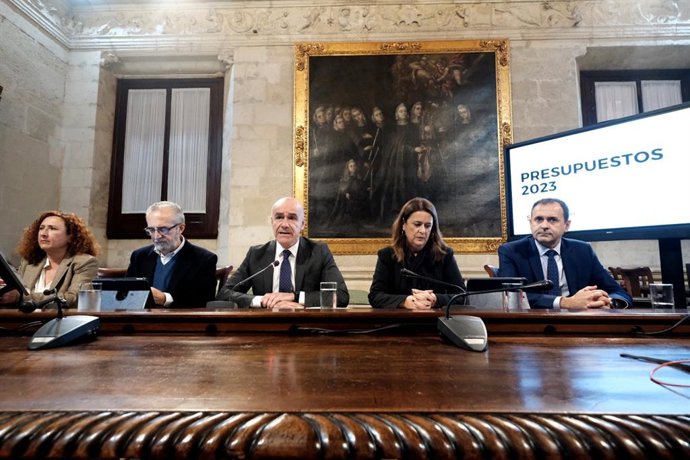 El alcalde de Sevilla, con Juan Manuel Flores y Sonia Gaya, en la presentación de los presupuestos municipales para 2023.
