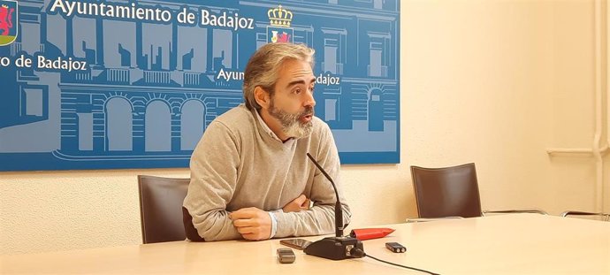 El concejal de Ferias y Fiestas del Ayuntamiento de Badajoz, Francisco Javier Gutiérrez, en rueda de prensa