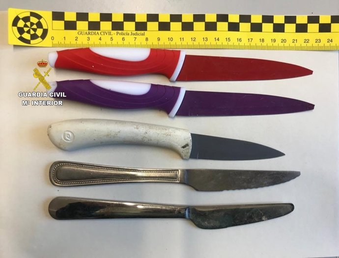 Investigan a un veciño de Laracha por ameazar de morte a varias persoas cunha barra de ferro e varios coitelos.