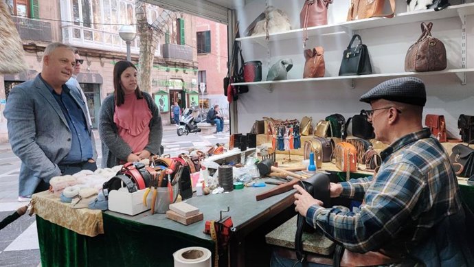 Alzamora anima a comprar productos con certificación de artesanos en los mercados de Navidad.