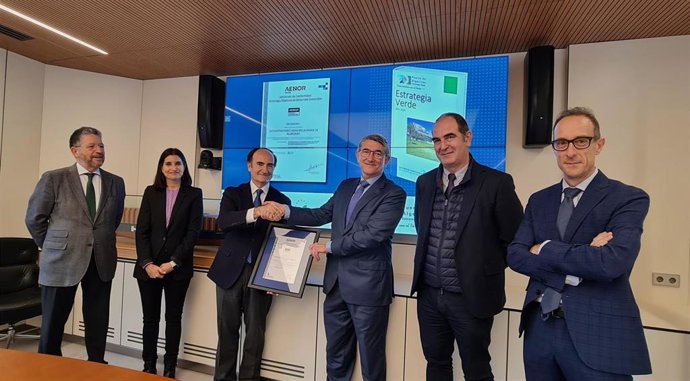 El presidente de la Autoridad Portuaria de Algeciras, Gerardo Landaluce, recoge la certificación Aenor de manos del director de la Región Sur de Aenor, Antonio Pérez.