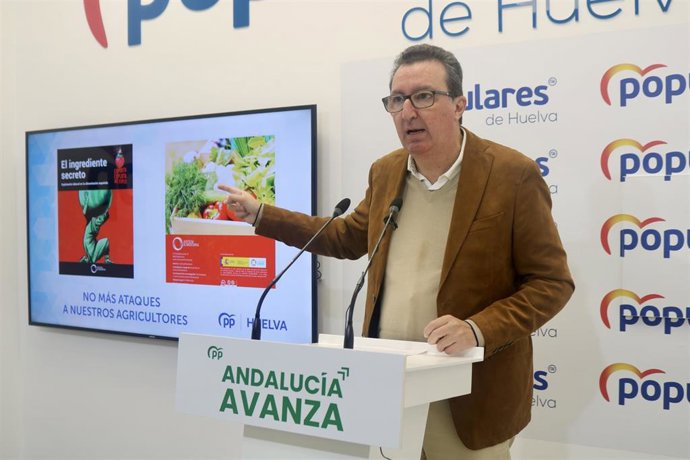 El presidente del PP de Huelva y parlamentario andaluz, Manuel Andrés González, en rueda de prensa.