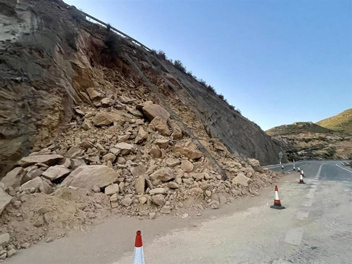 Desprendimientos en el talud de la A-1205 en Pulpí (Almería)