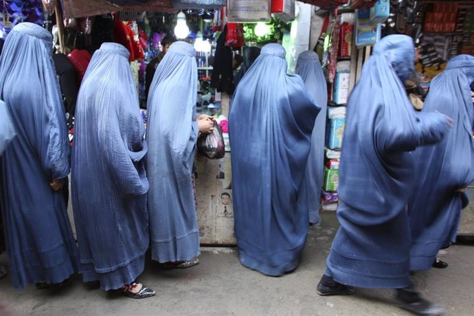 Archivo - Mujeres con burka en un mercado de Kunduz, en Afganistán