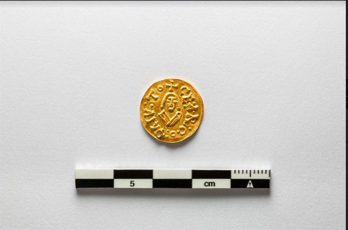 Archivo - El Museo Arqueológico recoge el triente de Recaredo, una moneda visigoda encontrada en el Castillo de Gauzón
