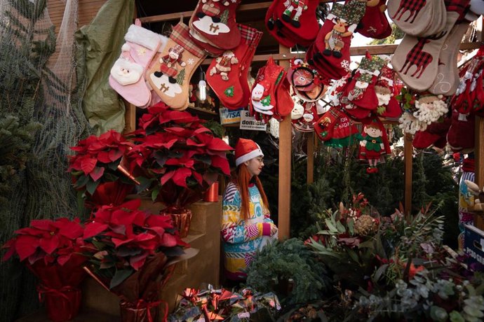 Una mujer en el mercado navideño de la Fira de Santa Llúcia, a 9 de diciembre de 2022, en Barcelona, Catalunya (España). El Consorci Turisme de Barcelona este año ha querido posicionar la capital catalana como un destino caracterizado por el ADN artíst