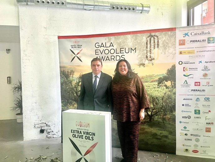 La vicepresidenta primera de la Diputación de Córdoba y presidenta de AEMO, Dolores Amo, junto al ministro de Agricultura, Luis Planas.