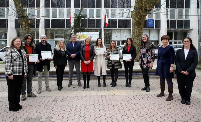 La consejera de Educación y Formación Profesional, Marina Lombó, entrega los premios extraordinarios en Educación Secundaria de Personas Adultas (ESPA)