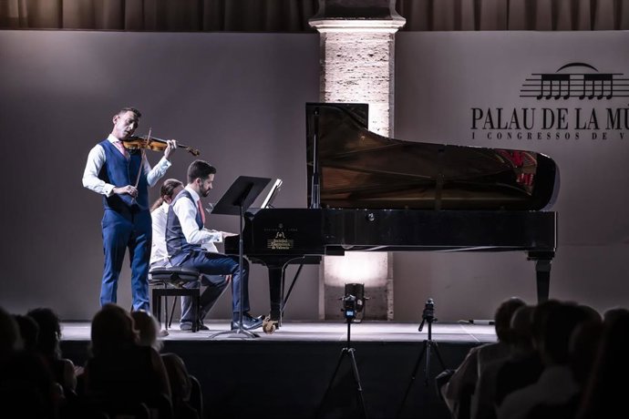 Archivo - EL PROFESOR DE LA OV RAÚL ARIAS E HILARIO SEGOVIA PRESENTAN EN EL PALAU DE LA MÚSICA DIVERTIMENTOS EMOCIONALES
