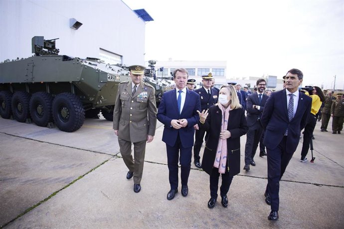 La secretaria de Estado de Defensa, María Amparo Valcarce, en la presentación de los siete primeros blindados Dragón hechos en Santa Bárbara Sistemas en Alcalá de Guadaíra, en Sevilla. 